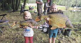 FANOUŠCI rybářských závodů v Lovětíně nenechali nic náhodě a vybavili se dopředu plyšovými kapříky. Foto: Jiří Hrodek