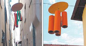 ZVONKOHRY z trubek z různých materiálů jsou podstatou letní větrné site specific instalace v jihlavské venkovní galerii Nonstrop.  Foto: Jiří Varhaník