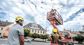 PRACOVNÍCI natahují nové trolejové vedení, které bude dlouhé přes tři kilometry. Zdroj: město Jihlava