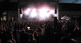 NABITO na Panském dvoře. Páteční koncert kapely Tata Bojs, která přijela odpočatá po čtrnáctidenní dovolené. Foto na stránce: Jiří Varhaník 