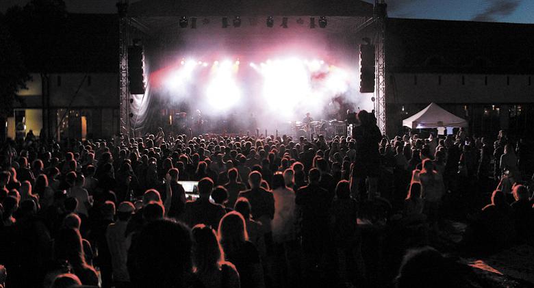 NABITO na Panském dvoře. Páteční koncert kapely Tata Bojs, která přijela odpočatá po čtrnáctidenní dovolené. Foto na stránce: Jiří Varhaník 