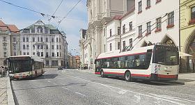  MASARYKOVO náměstí bude průjezdné pouze letos. S jistou dávkou ironie by se dalo říci, že doprava prostor svým způsobem oživila.                  Foto: Pavel Bajer