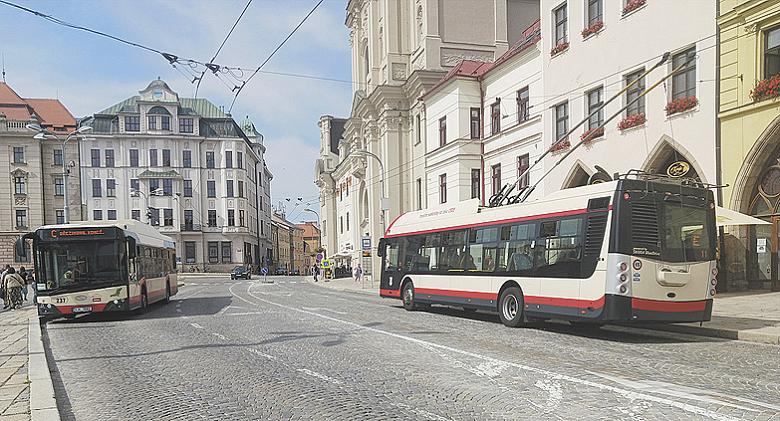  MASARYKOVO náměstí bude průjezdné pouze letos. S jistou dávkou ironie by se dalo říci, že doprava prostor svým způsobem oživila.                  Foto: Pavel Bajer