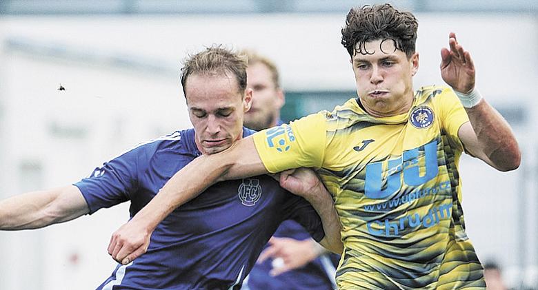 DĚLBA BODŮ byla pro fotbalisty Chrudimi a Jihlavy (v modrém dresu krajní obránce Jan Haala) první remízou v sezoně.      Foto: Facebook MFK Chrudim
