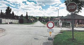 OD HORNÍHO Kosova k polygonu na Rantířovské platí zákaz vjezdu. Výjimku mají kvůli stavebním pracím pouze místní obyvatelé.                  Foto: Pavel Bajer