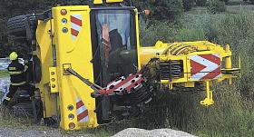 COUVAL, jenže najel na nezpevněnou krajnici. Na pracovním stroji kvůli nehodě způsobil pracovník škodu za milion korun. Foto: PČR