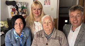 K životnímu jubileu popřáli Bohuslavu Štrejbarovi také zástupci třešťské radnice. Zleva: matrikářka Lada Neuwirtová, místostarostka Eva Požárová a starosta Vladislav Hynk. Foto: Michaela Padrtová