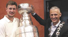 VÍTEK VANĚČEK se podepsal do pamětní knihy a následně pozvedl Stanley Cup společně se starostou Zbyňkem Stejskalem. „Tohle se stává jednou za život. Mám trochu husí kůži. Dlouho jsem neměl takový strach, abych něco neupustil,“ vtipkoval první muž radnice.
