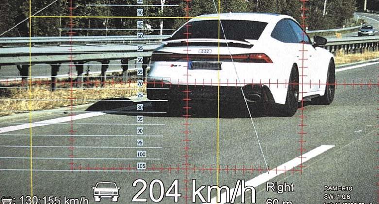 HNED trojice šoférů přišla o víkendu na různých místech vysočinského úseku dálnice D1 o řidičský průkaz. Dva cizinci inkasovali ještě kauci.                 Foto: PČR