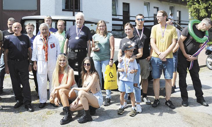 SKUPINOVÉ foto účastníků Jízdy nepravidelnosti. V popředí v podřepu dvě profesionální startérky.Foto: Indra