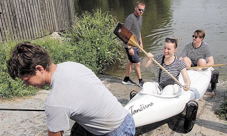 OBOJŽIVELNÁ plavidla s kolečky připlouvají po hladině Štěpnického rybníku. Na dolním snímku vyjíždí na břeh doublekajak Tančírny. Foto: Jiří Varhaník 