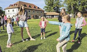 V PLANDRECH na táboře si byly včera ráno mnohé děti ještě cizí, v průběhu dne i díky hrám se rychle seznámily a ztratily ostych. Foto: Aneta Skořepová