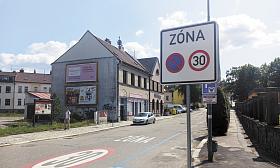V NĚKTERÝCH hustěji obydlených místech v Jihlavě byly zavedeny tzv. Zóny 30. Na snímku je zachycena jedna z nich, která vznikla v Havlíčkově ulici vedle sídla SMJ. Foto: Pavel Bajer 