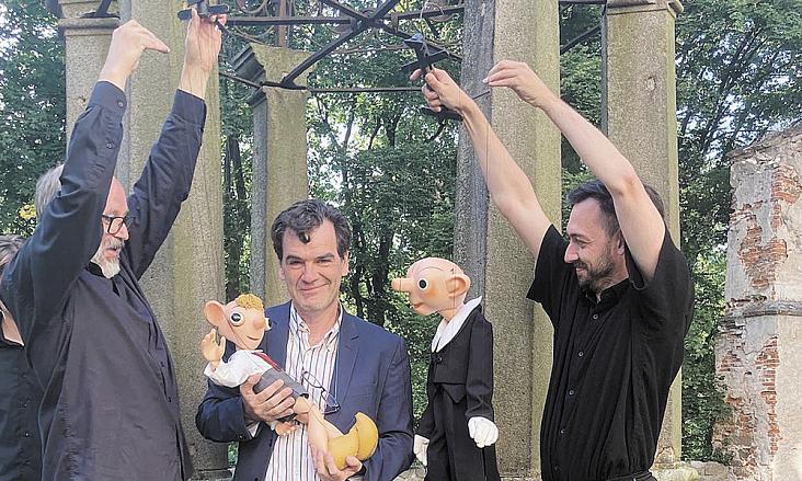 S TATÍKEM Spejblem a jeho synkem Hurvínkem se po nedělním představení na zámku fotografovaly děti, ale i organizátor akce, předseda Spolku zámek Brtnice Eduardo García Salas. Foto: archiv Spolku zámek Brtnice