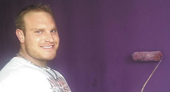 MALÍŘ Jakub Caha z Telče říká, že hlavní sezona probíhá během jara či léta. Méně práce má naopak v průběhu zimních měsíců. Foto: David Kratochvíl