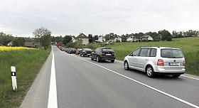 NEJHORŠÍ situace byla na průtahu Stonařovem ve směru od Jihlavy v pátek odpoledne. Cesta z Vílance do Dlouhé Brtnice trvala víc než 40 minut. Foto: David Kratochvíl 