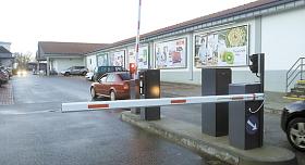 PARKOVIŠTĚ u Lidlu v Jiráskově ulici je nově osazeno závorovým systémem. Foto: Petr Klukan