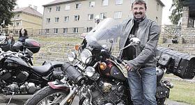 BYL TO dárek k narozeninám, přiznává Ladislav Jon o svém stroji Yamaha virago 1100, se kterým přijel na motosraz do Třeště.   Foto: Ladislava Brabencová