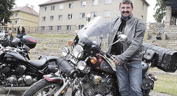 BYL TO dárek k narozeninám, přiznává Ladislav Jon o svém stroji Yamaha virago 1100, se kterým přijel na motosraz do Třeště.   Foto: Ladislava Brabencová