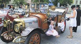 VÍCE NEŽ STOLETÝ dačický Panhard & Levassor se stylově oděnovu posádkou při červnové přehlídce veteránů na jihlavském náměstí.  Foto: Jiří Varhaník