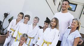 K SETKÁNÍ Květy Smutné s Lukášem Krpálkem došlo na konci prázdnin v sídle Jihlavských listů, kam trenérka přivedla na improvizovaný zápas s olympionikem své malé svěřence. Foto: Petr Klukan