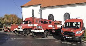 SBOR dobrovolných hasičů v Třeštici má k dispozici zbrusu nový dopravní automobil (zcela vpravo). Bude mít široké využití. Sloužit bude nejen sboru, ale také obci, a v případě potřeby také místním obyvatelům. Foto: David Kratochvíl