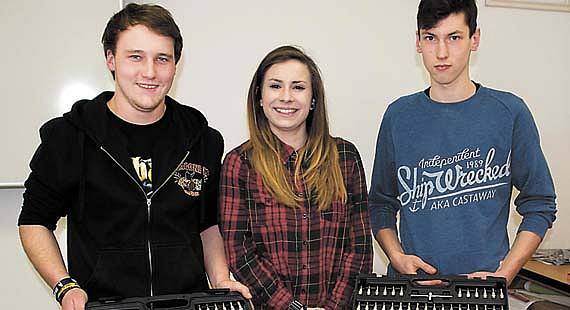 VÍTĚZNÝ Martin Zvoník (vpravo), Filip Novotný a Michaela Loubová    s cenami za úspěch v krajské soutěži Autoopravář junior 2017. Foto: archiv SŠ PTA Jihlava