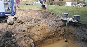NAPŘÍKLAD když máte v plánu stavbu zahradního jezírka většího než 40 m2, měli byste mít na tuto akci stavební povolení od stavebního úřadu. Foto: archiv JL