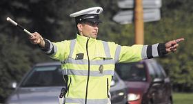 DOPRAVNÍ POLICISTA na křižovatce často přivádí řidiče do rozpaků. Foto: archiv JL