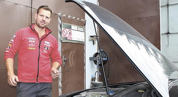 SPRÁVNOU výměnou oleje prodlužuje majitel vozu životnost motoru, říká Michal Salus. Foto: Nela Kovářová