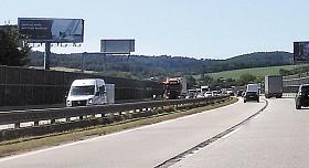 REKLAMNÍ poutače narušují podle dopravních specialistů řidičovu pozornost. Proto musí od rychlostních silnic pryč. Foto: N. Kovářová