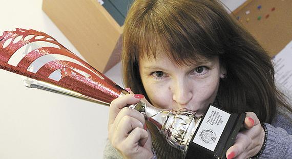 NAVIGÁTORKA Eva Čiháková se hned v první sezoně dočkala odměny v podobě poháru za celkové druhé místo. Foto: Michal Boček