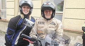 MOTORKÁŘ František Pátek, přezdívaný „Andrýzák“, pózuje s Veronikou „Kalkulačkou“ Bartuškovou na Motosrazu v Třešti.  Foto: archiv Moto klubu Hodice