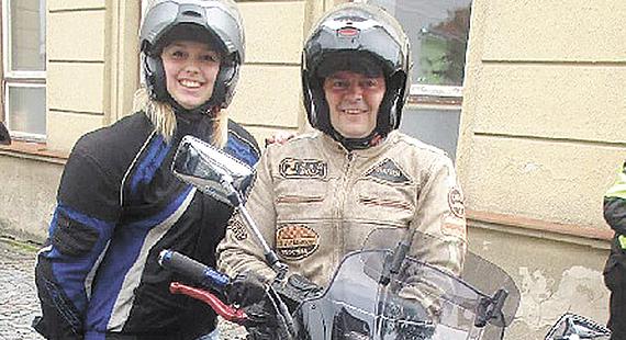 MOTORKÁŘ František Pátek, přezdívaný „Andrýzák“, pózuje s Veronikou „Kalkulačkou“ Bartuškovou na Motosrazu v Třešti.  Foto: archiv Moto klubu Hodice