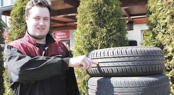 PETR ZACHA mluví o tom, že letní gumy je nejlepší kupovat nové, anebo maximálně tři roky staré. Na druhou stranu zimní gumy nedoporučuje kupovat starší, než dva roky od výroby. Foto: Nela Kovářová