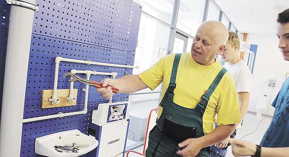 VYCHOVAT dobrého instalatéra není jen tak. Bohumil Zápotočný (uprostřed) má tuto práci na starost už osmnáct let. foto: Ladislava Brabencová