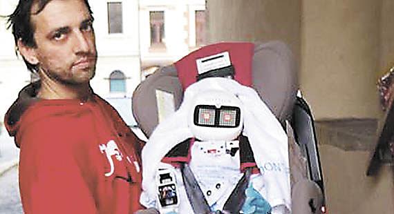 DO SVÉHO cíle dorazil robot po několikadenním putování stopem. Foto: Facebook Muzeum rekordů a kuriozit