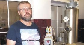 MARTIN ČECH ve stařečské pálenici. Foto: Antonín Zvěřina