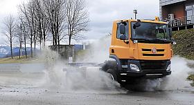TATRA Phoenix 4 x 4, postavená studenty z Třebíče, poprvé nastartovala a projela polygonem. Bude sloužit silničářům na Vysočině.  Foto: archiv Tatra Trucks