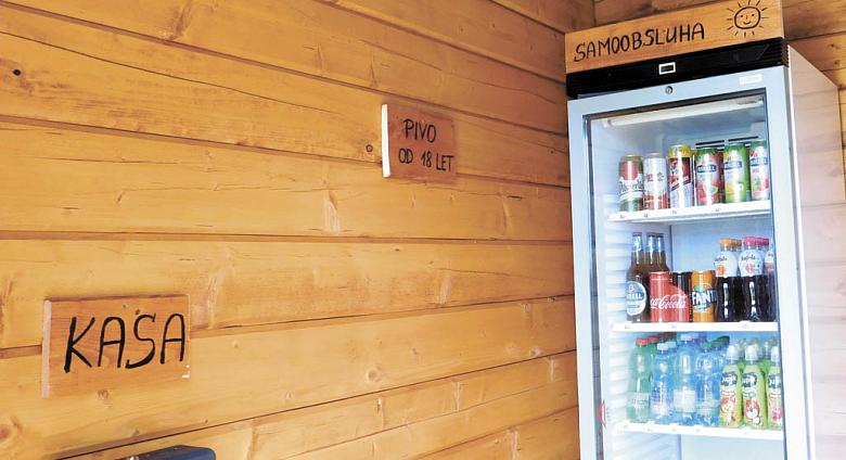 V BUDCE se mohou výletníci občerstvit nonstop. Vezmou si, na co mají chuť a zboží, na kterém je napsaná cena, zaplatí do pokladničky. Vše je založené na důvěře. Foto: Veronika Dawidowicz