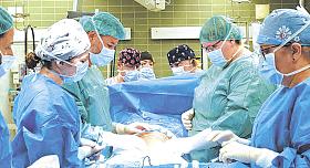 LÉKAŘI z Fakultní nemocnice Brno dokázali přivést na svět holčičku, jejíž matka utrpěla krvácení do mozku a zdravotníci u ní prohlásili mozkovou smrt. Foto: Fakultní nemocnice Brno