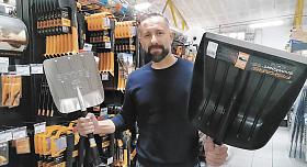 ŠIROKÁ škála možností. Při zimní údržbě kolem své nemovitosti v dnešní době můžete využít řadu nástrojů. Minilopatu můžete vozit v kufru auta. Obchodník z Jihlavy Aleš Reiterman ukazuje i lopatu, kterou s oblibou při odklízení sněhové nadílky volí ženy. F