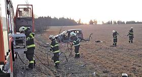 TRAGICKÁ dopravní nehoda, v pořadí třetí letošní na Jihlavsku, se stala v sobotu ráno u Stáje na Jihlavsku. Při střetu s náklaďákem zemřel řidič peugeotu. Foto: HZS Kraje Vysočina