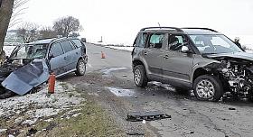 TĚŽKÁ nehoda se stala v pátek dopoledne na Třebíčsku. U Lovčovic se srazila dvě osobní auta. Jeden z cestujících se středně těžkým zraněním skončil v nemocnici v Brně. Foto: HZS Kraje Vysočina 