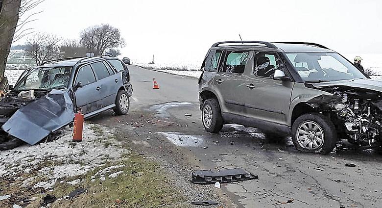 TĚŽKÁ nehoda se stala v pátek dopoledne na Třebíčsku. U Lovčovic se srazila dvě osobní auta. Jeden z cestujících se středně těžkým zraněním skončil v nemocnici v Brně. Foto: HZS Kraje Vysočina 