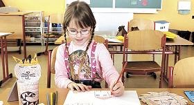 HLAVNÍM cílem zápisu je ověření školní zralosti, posuzuje se hlavně komunikativnost dítěte, rozpoznávání barev a základních geometrických tvarů… Ve školách se dbá na to, aby vše probíhalo zábavnou formou a děti nemusely mít ze zápisu žádné obavy.  Ilustra