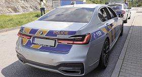 SEDMIČKOVÉ BMW v policejních barvách se v půli června předvedlo v plné síle na dálnici D1, kde v úsecích, v kterých je na Vysočině omezena rychlost, číhalo na řidiče, kteří měli příliš těžkou nohu na plynu. Policisté rychlost měřili radarem. Foto: PČR