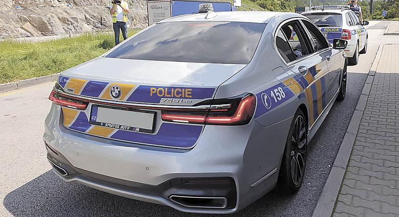 SEDMIČKOVÉ BMW v policejních barvách se v půli června předvedlo v plné síle na dálnici D1, kde v úsecích, v kterých je na Vysočině omezena rychlost, číhalo na řidiče, kteří měli příliš těžkou nohu na plynu. Policisté rychlost měřili radarem. Foto: PČR