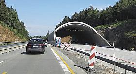 D1 NA 94,7. km: První polovina stavby ekoduktu. Stejná konstrukce bude vybudována i v druhém jízdním pásu. Na konstrukcích bude následně vysázena vegetace. Foto: archiv JL