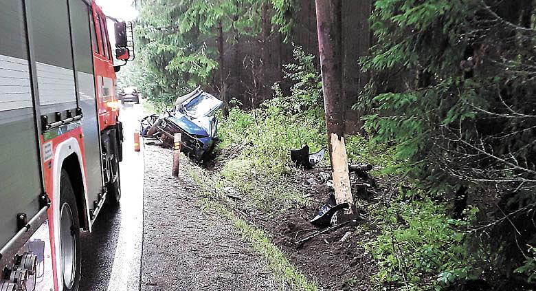 VÁŽNÁ dopravní nehoda se stala u Polesí na Pelhřimovsku na konci června. Řidič napálil s autem do stromu a skončil se zraněním v péči záchranářů. Foto: HZS Kraje Vysočina